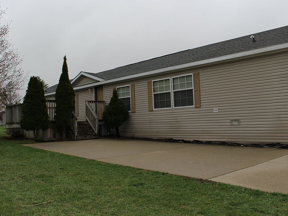 246 Pine Lakes Drive W