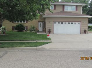 1926 S Grandview Ln, Bismarck, ND 58503