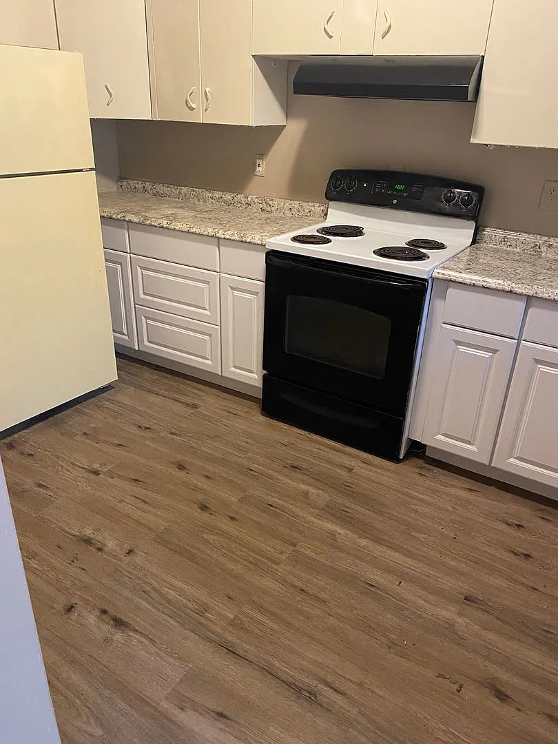 Wesley Dr 6 Plex — Photo 1