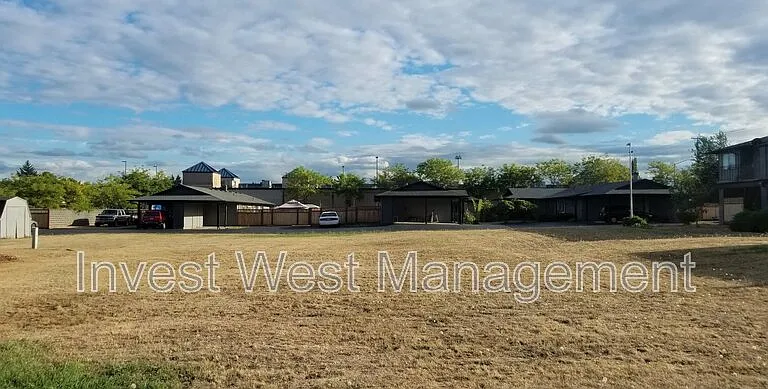 305 NE 104th Ave — Photo 28