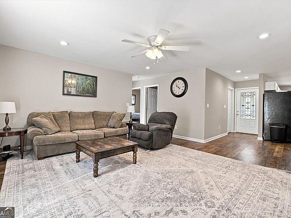 3rd image of 8 Fernwood Way NE