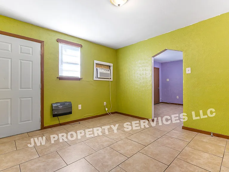 2633 Governor Nicholls — Photo 8