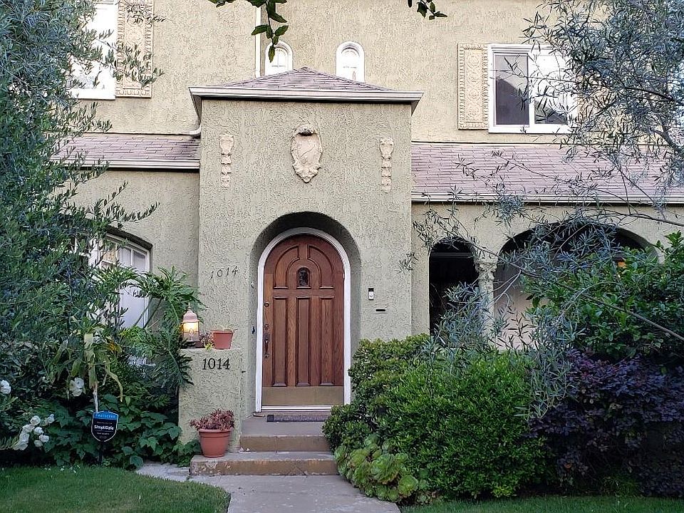 Front of townhouse duplex