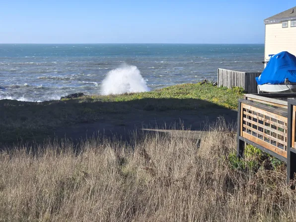 11 Sail Ct, Whitethorn, CA 95589