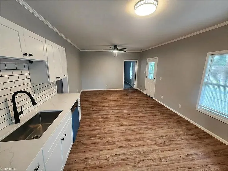 633 Irving Ave — Photo 3