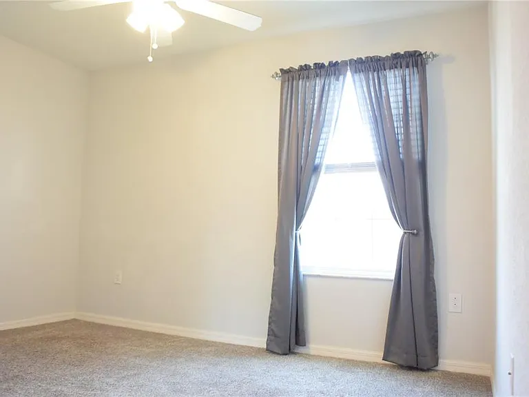 1213 Grantham Dr — Photo 16