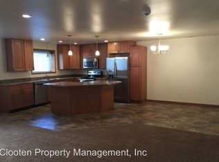 1027 N 33rd St, Bismarck, ND 58501