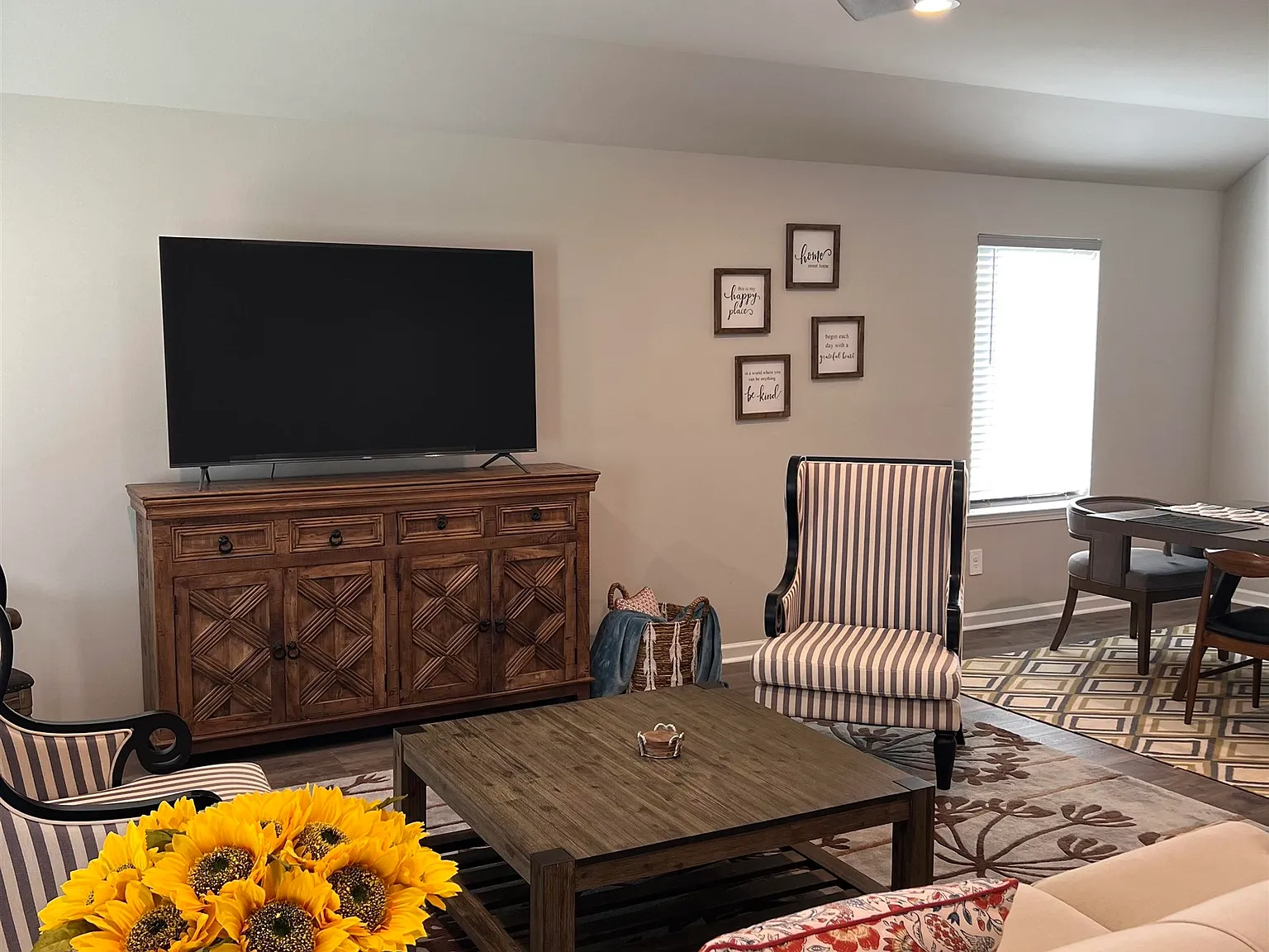 4 bed, 2079 sqft, $4,400 — Photo 4