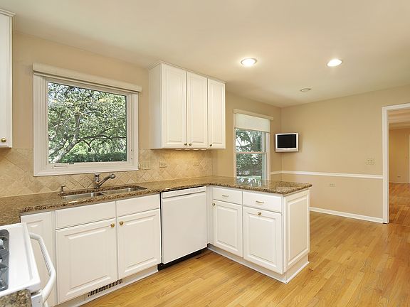 5th image of 340 Forsythia Dr