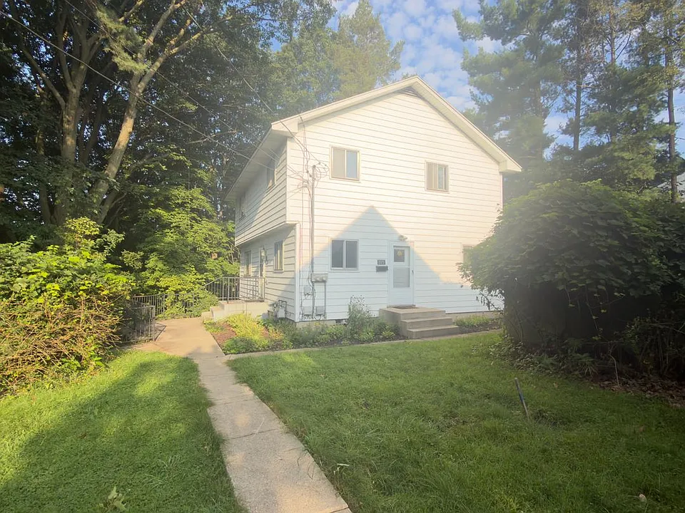 105 W Bridge St