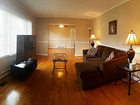 3rd image of 3024 Catalina Ave