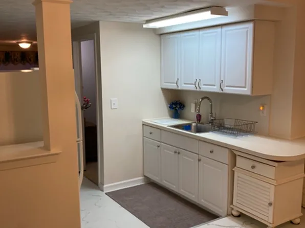 160 W 13th St, Deer Park, NY 11729