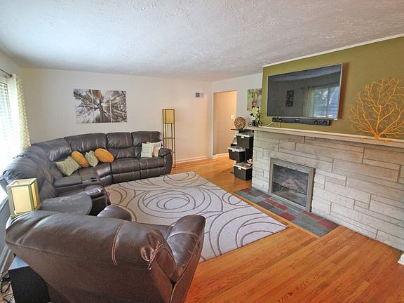 2nd image of 370 W 52nd St