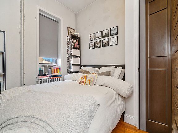 4th image of 25 Thompson St APT 25