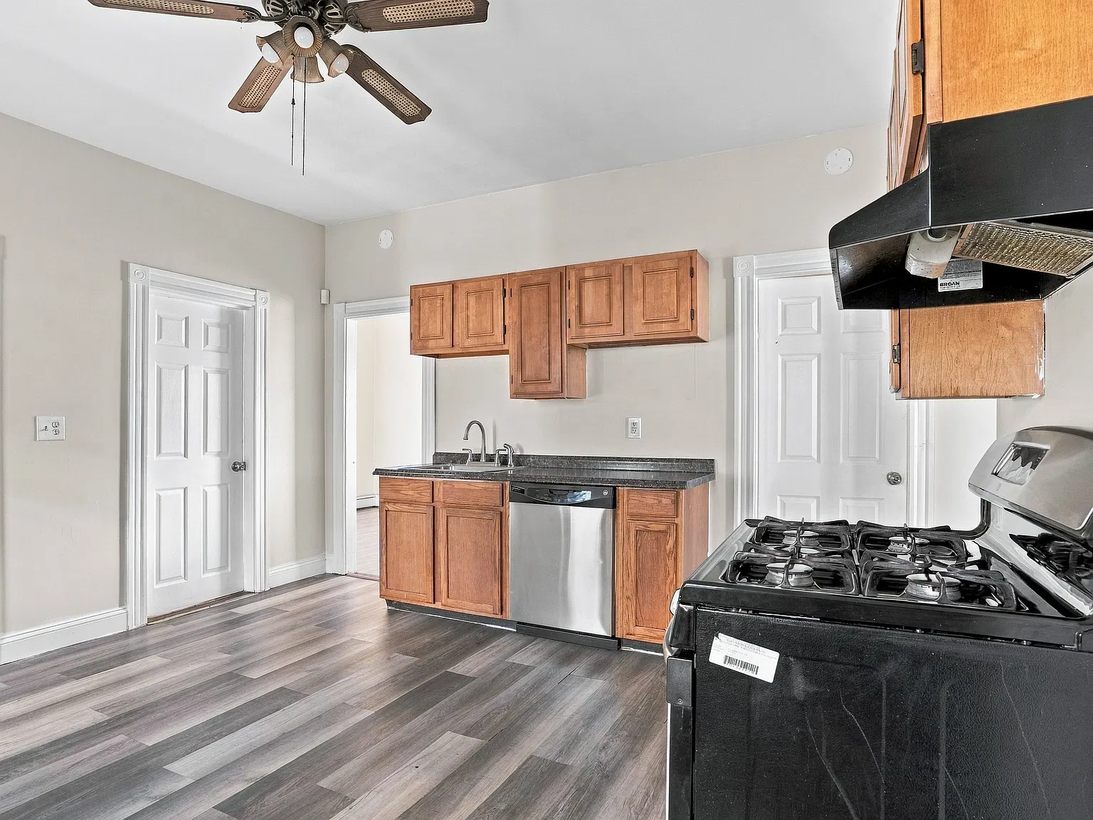 2 bed, 900 sqft, $1,800 — Photo 3