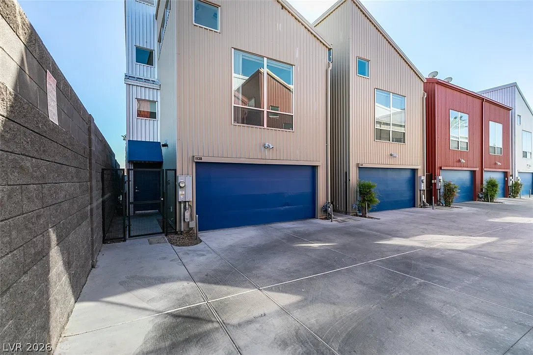 2 bed, 2.0 bath, 1877 sqft, $2,300 — Photo 2