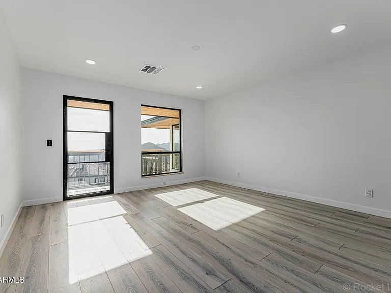 6111 E Victoria Dr — Photo 24