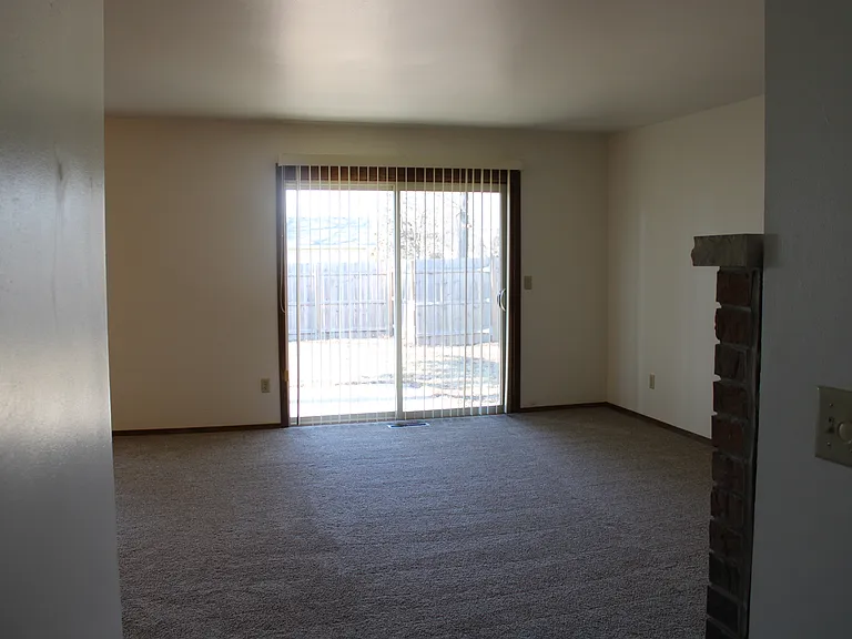 1015 Babcock St — Photo 6
