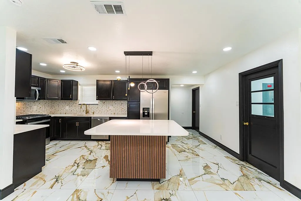 4 bed, 3.0 bath, 1600 sqft, $2,500 — Photo 4