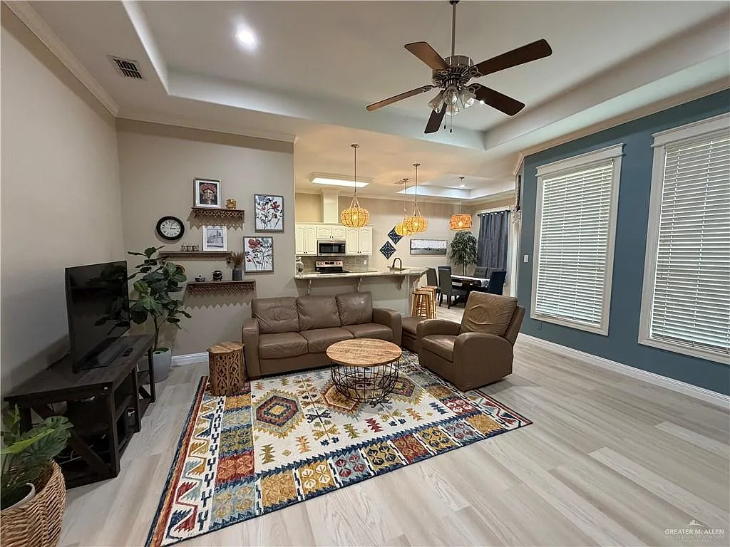 3 bed, 2.0 bath, 1672 sqft, $3,000 — Photo 2