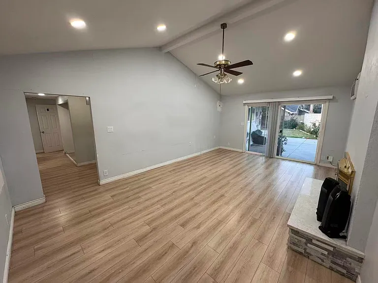 16351 Rochlen St — Photo 3