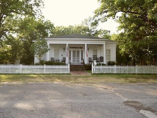1st image of 107 E Clarksville St