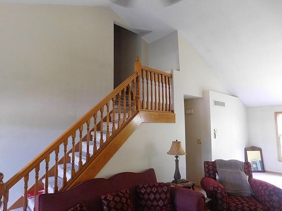 2nd image of 495 Hillview St