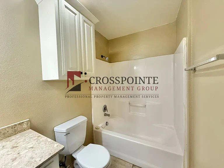 West 25th Street 819 Duplex — Photo 14