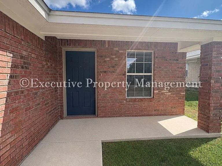 208 Janelle Dr — Photo 2