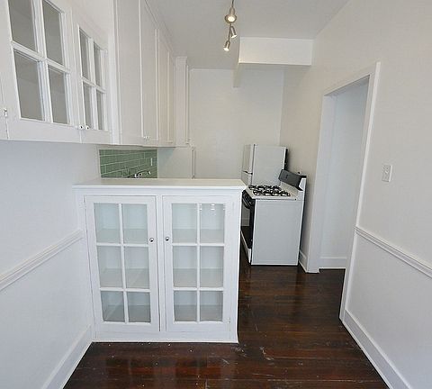 3rd image of 139 S St Andrews Pl APT 02