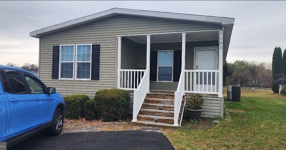 1st image of 102 Chamberlain Ct