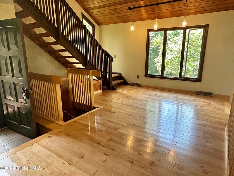 5th image of 1085 Rector Road
