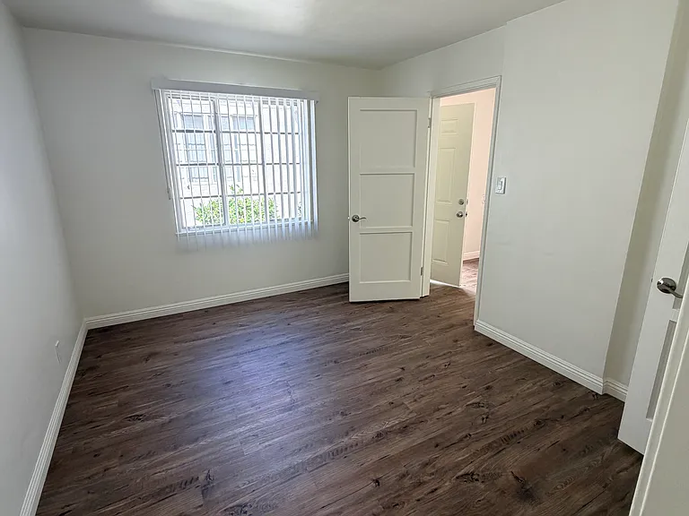 Sunset Park Apartments — Photo 32