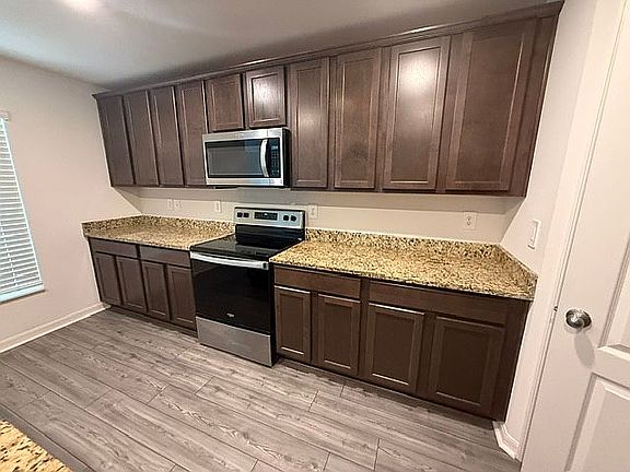 Large eat in kitchen w/pantr