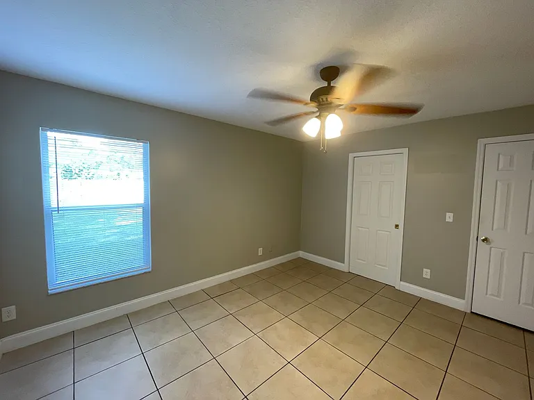810 Montana Ave — Photo 11