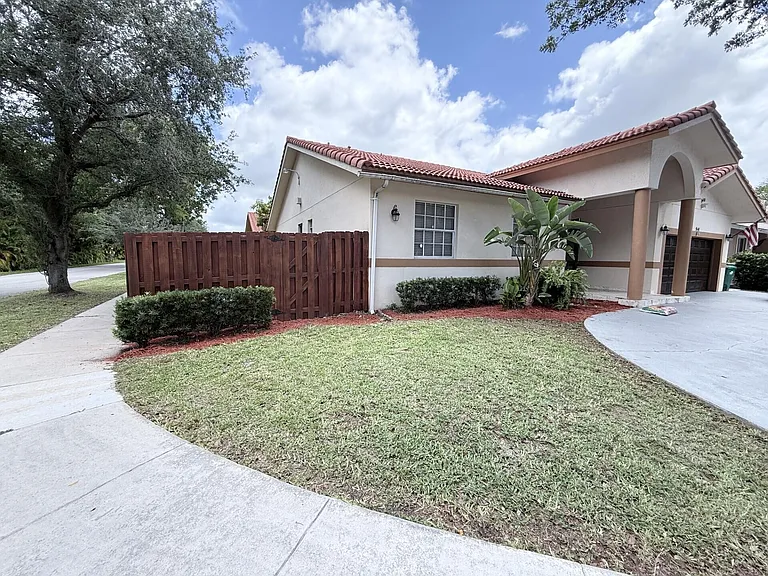 9141 NW 152nd St — Photo 2