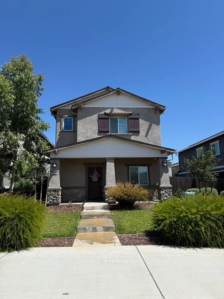 3 bed, 2.5 bath, 1868 sqft, $3,175 — Photo 1
