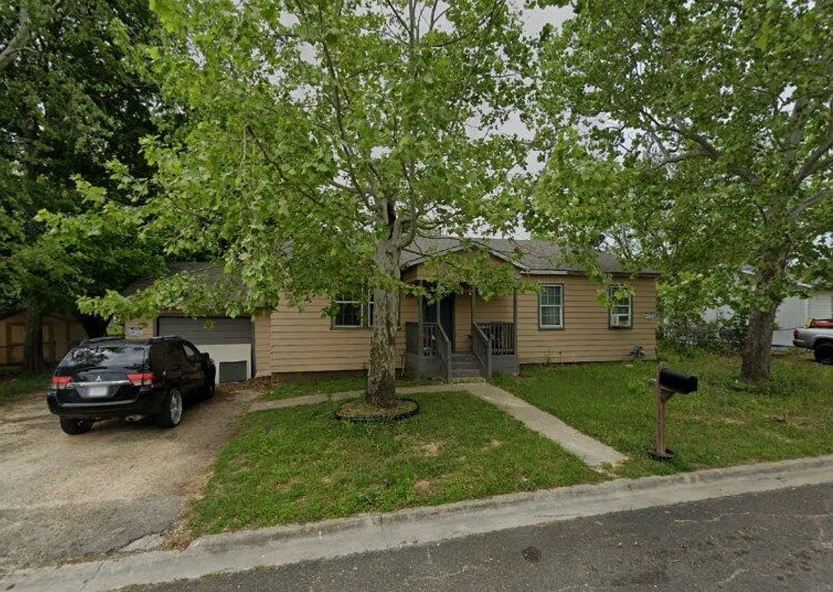 3 bed, 1390 sqft, $1,450 — Photo 1