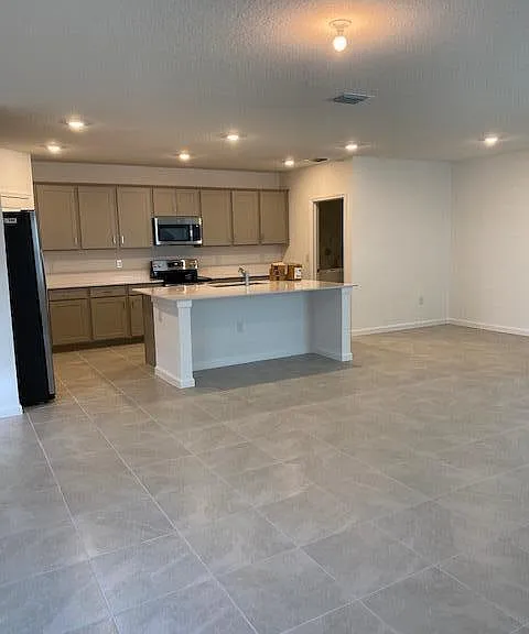 622 Papillon St SW — Photo 2