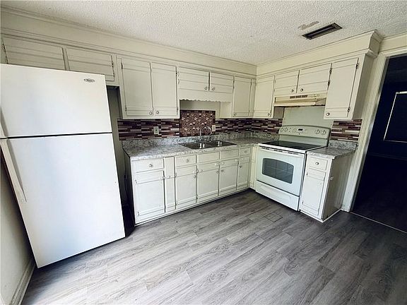 3rd image of 452 Hopi St