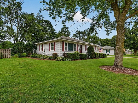 2nd image of 1055 Elmwood Dr