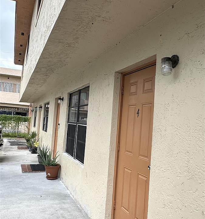 1st image of 408 NE 18th Ave APT 4