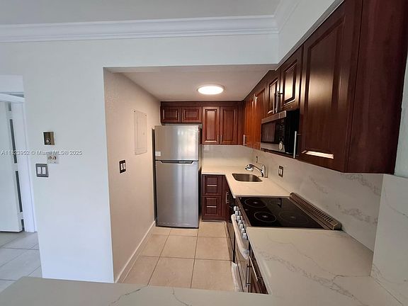 3rd image of 1650 NE 115th St APT 209