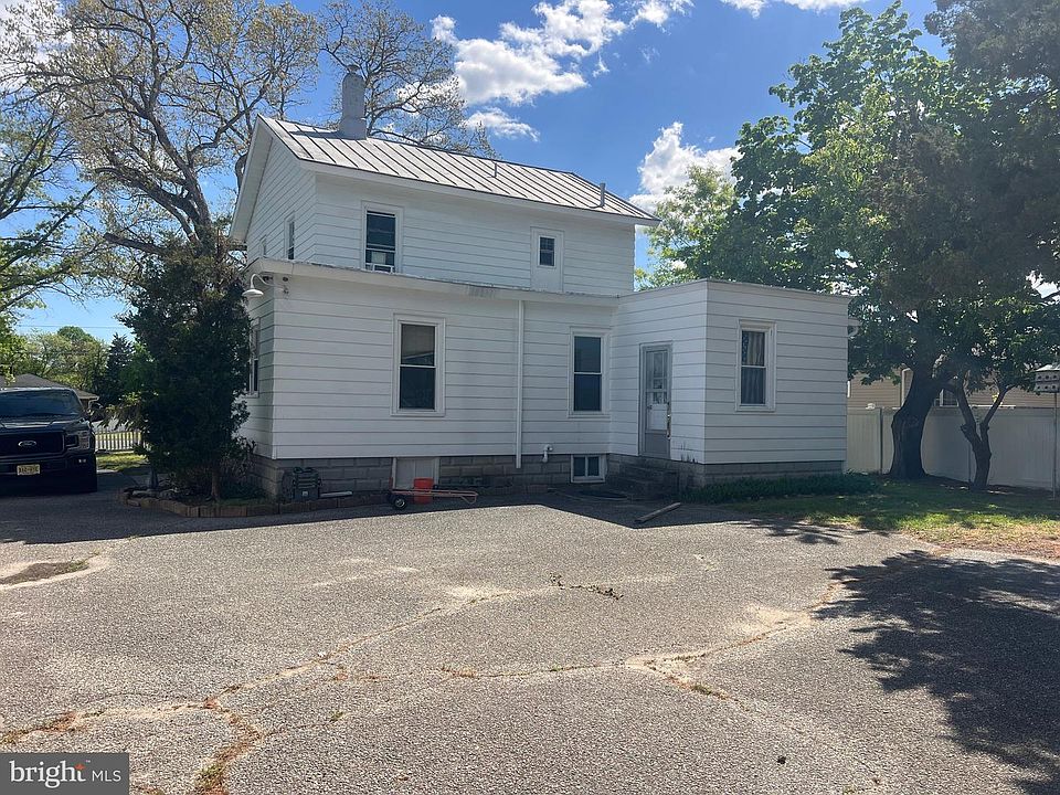 2nd image of 242 E Walnut Rd