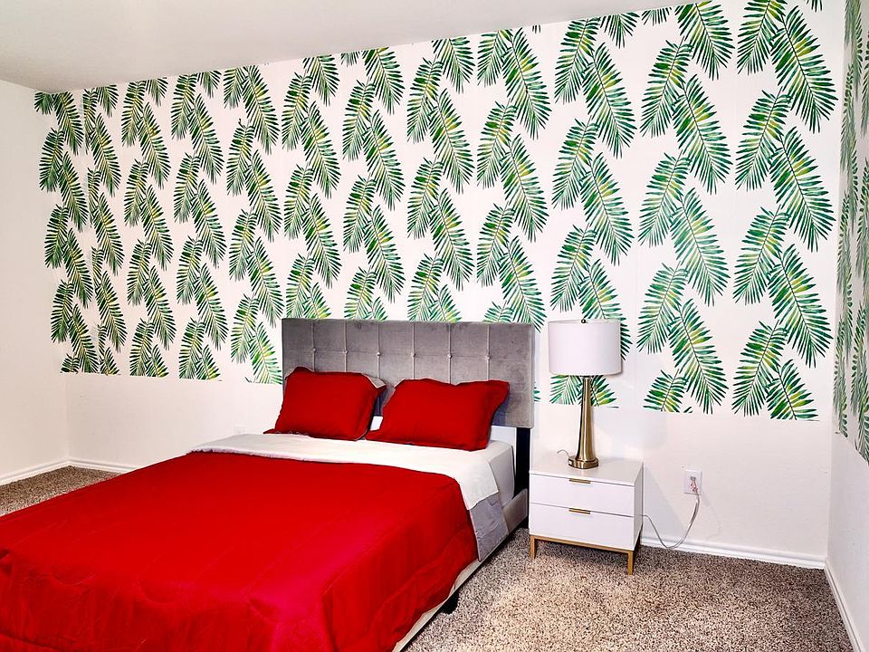 Private Bedroom with Ensuite Bathroom & huge closet with private refrigerator