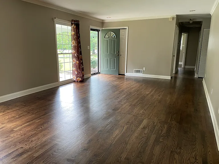 956 Seville Dr — Photo 2