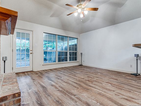 5th image of 915 PARKDALE DR