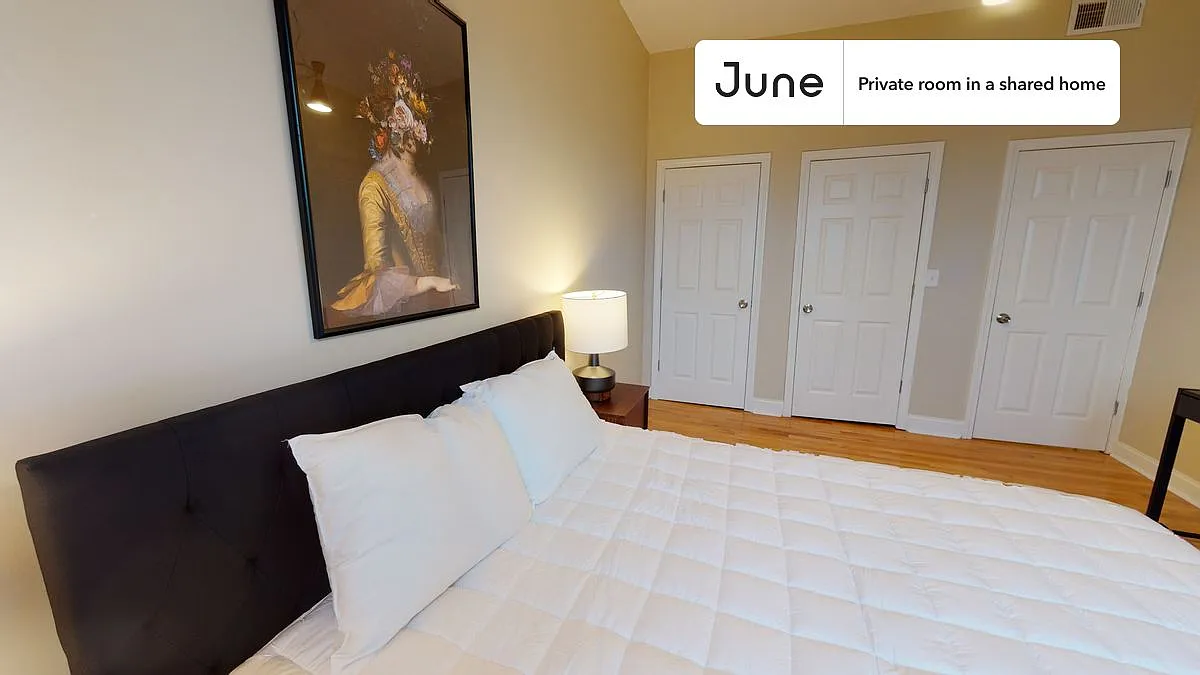 Queen bedroom in 4 bed/1 bath home in Allston #442 D — Photo 3