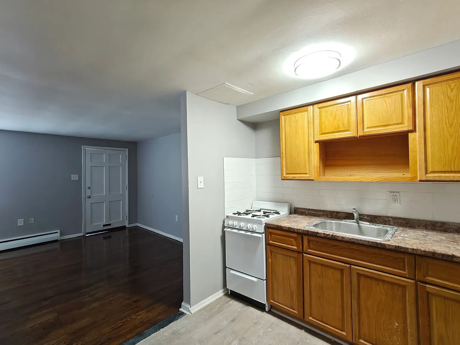 Beautiful Apartment Available Now! — Photo 3