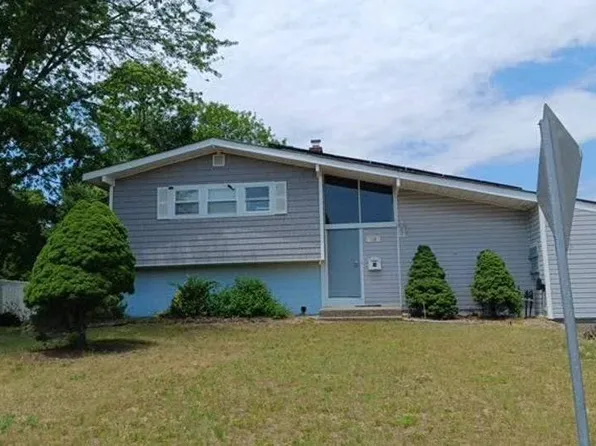 128 W Court Dr, Centereach, NY 11720